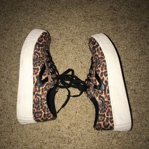 Tretorn size 7 shoes